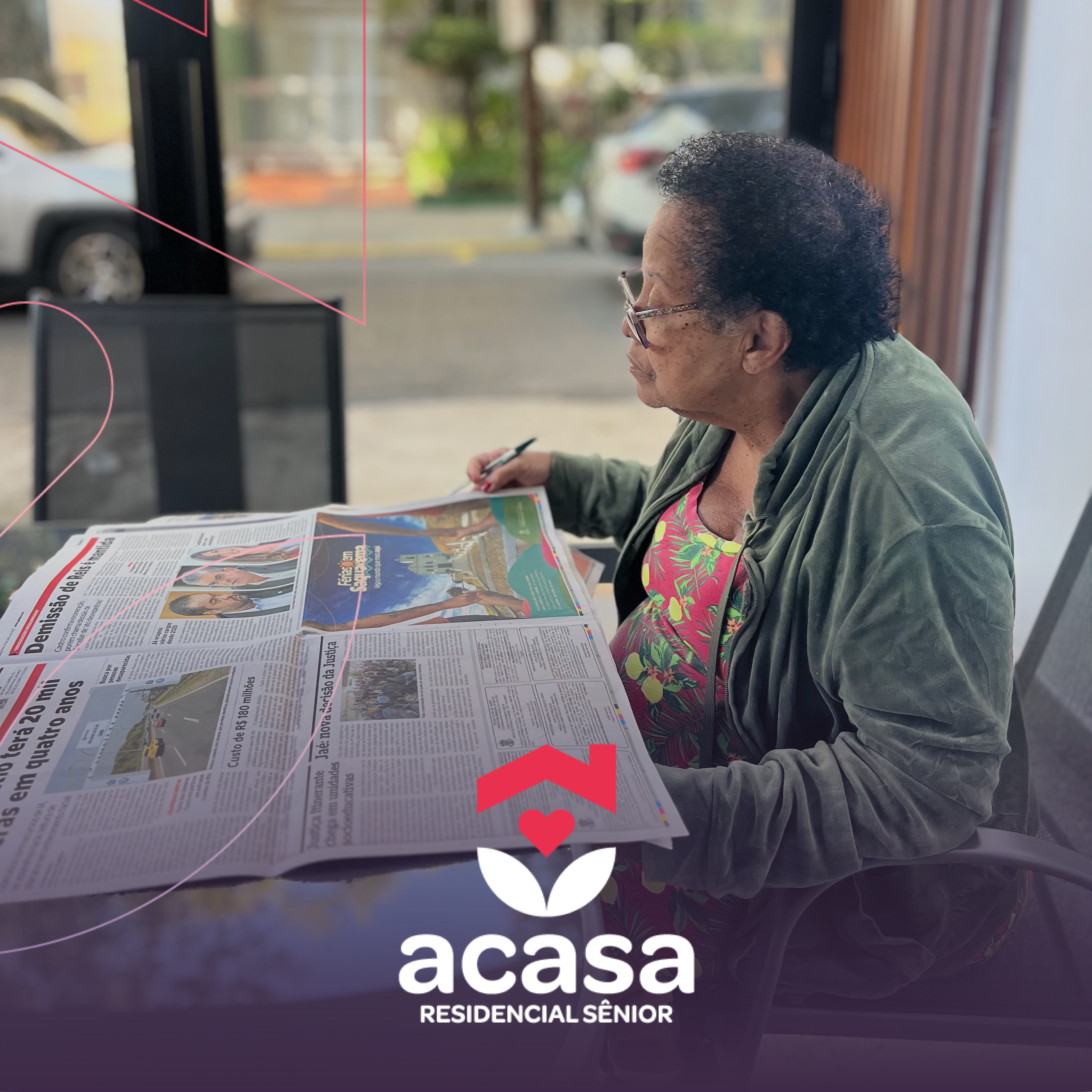 Idosa lendo jornal na ACASA Residencial Sênior